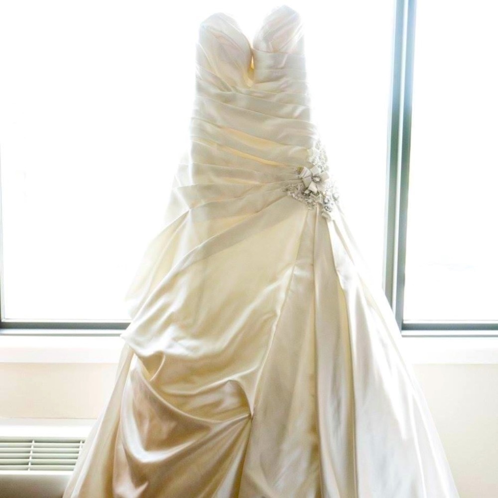 Ivory Vintage Hourglass Wedding Gown